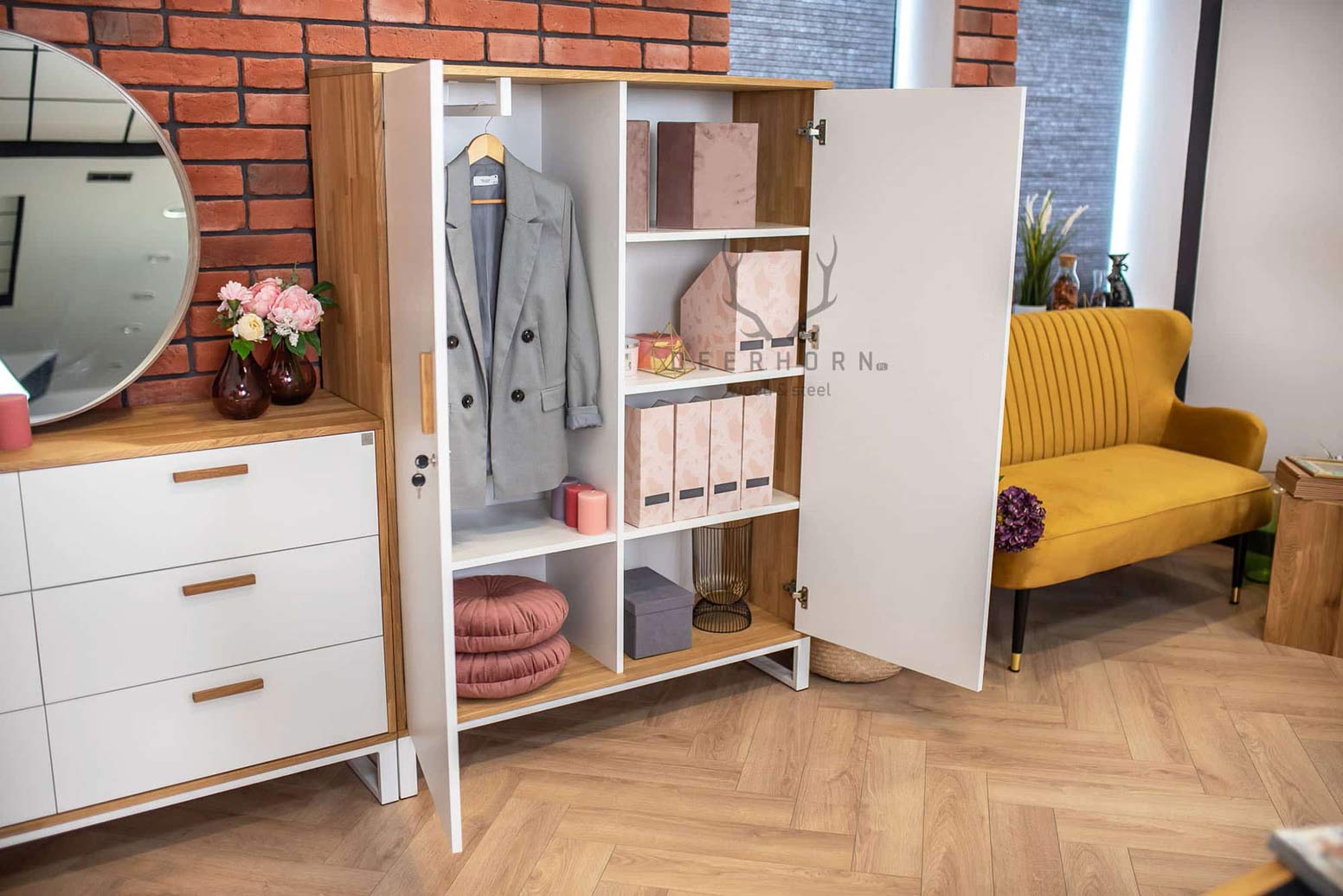 Weißer Kleiderschrank und Aktenschrank für das Büro