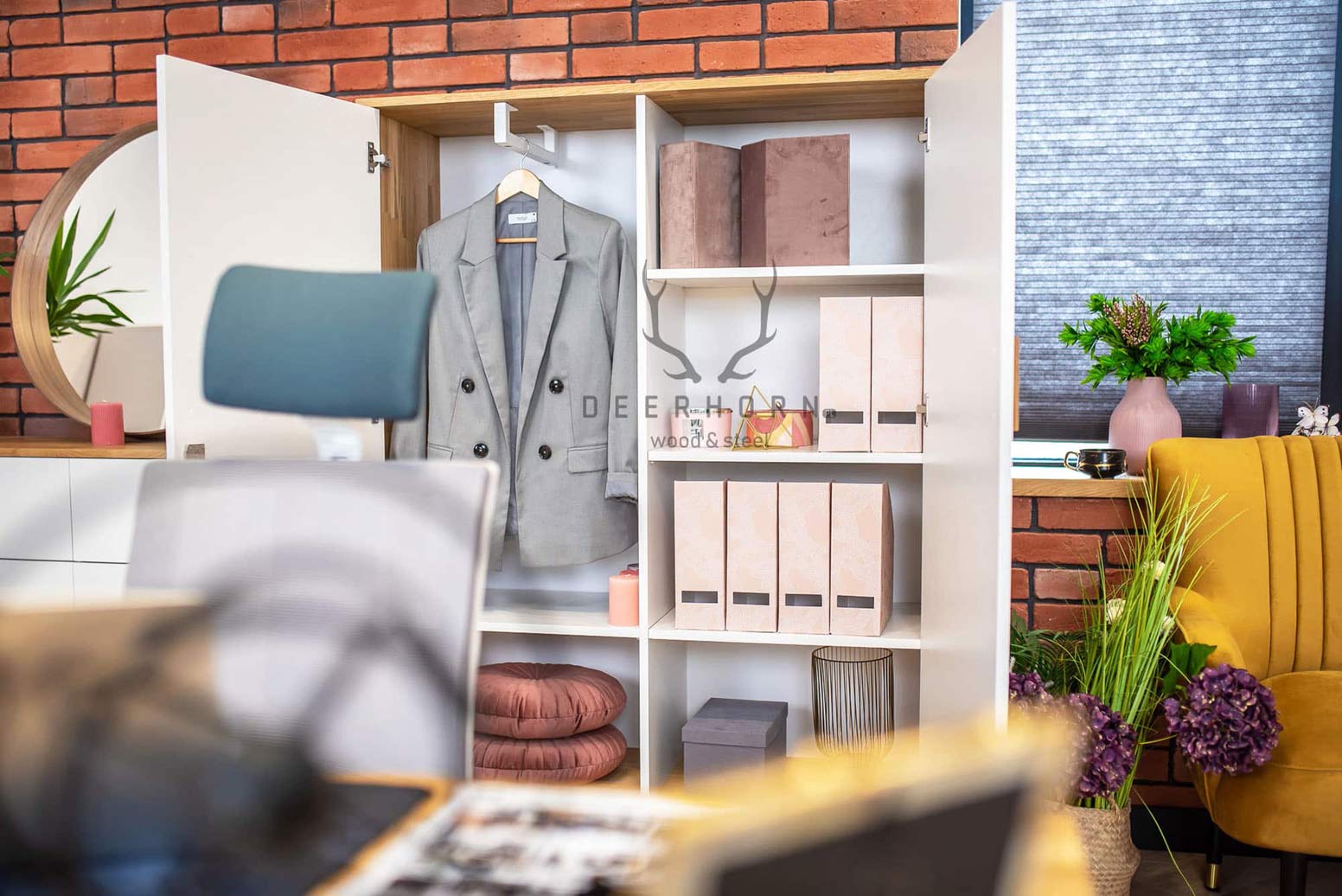 Weißer Kleiderschrank und Aktenschrank für das Büro
