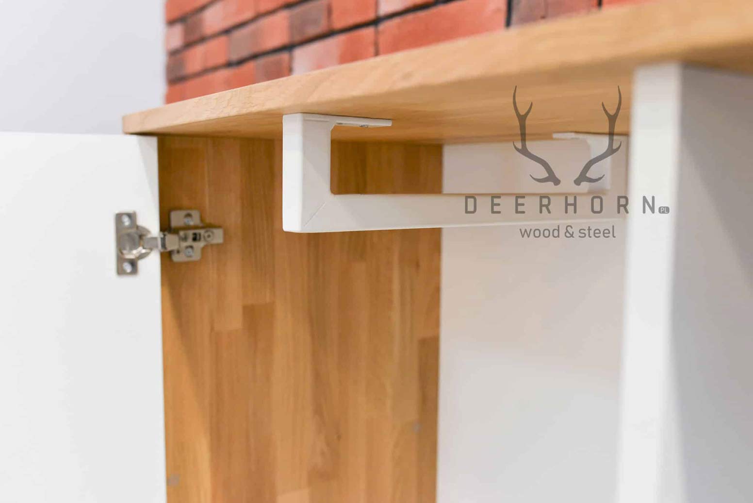 Weißer Kleiderschrank und Aktenschrank für das Büro