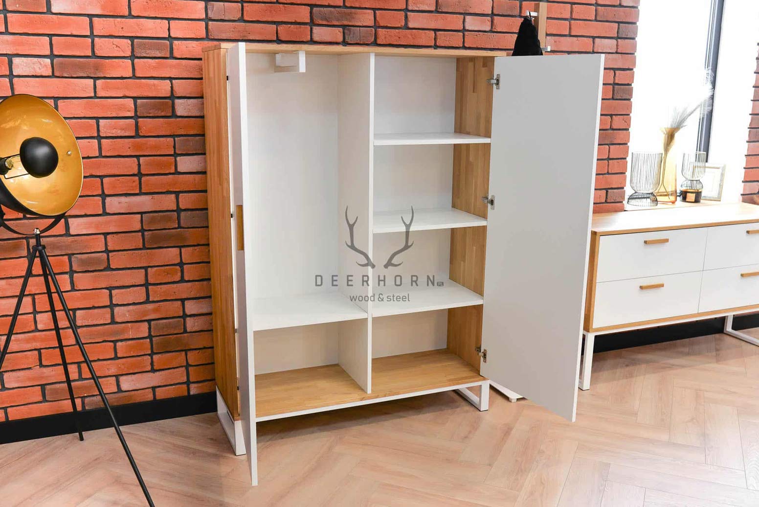 Weißer Kleiderschrank und Aktenschrank für das Büro