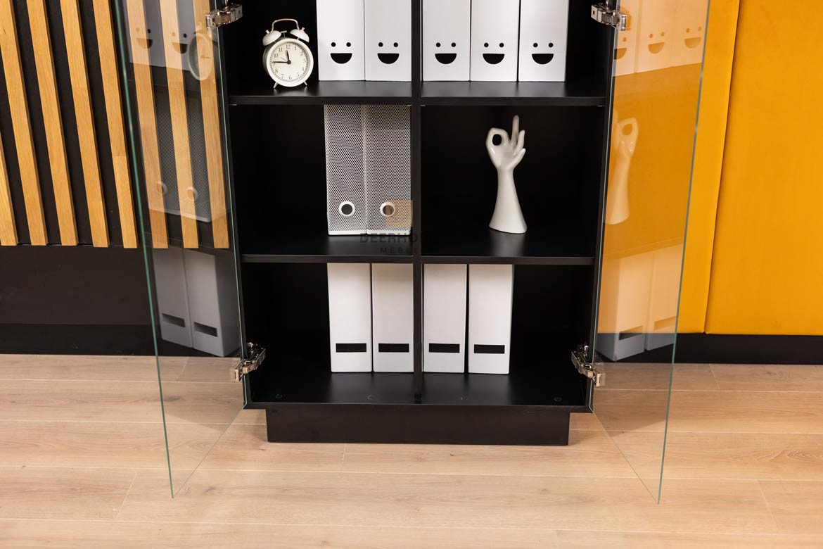 Schwarze Eichenvitrine für das Wohnzimmer