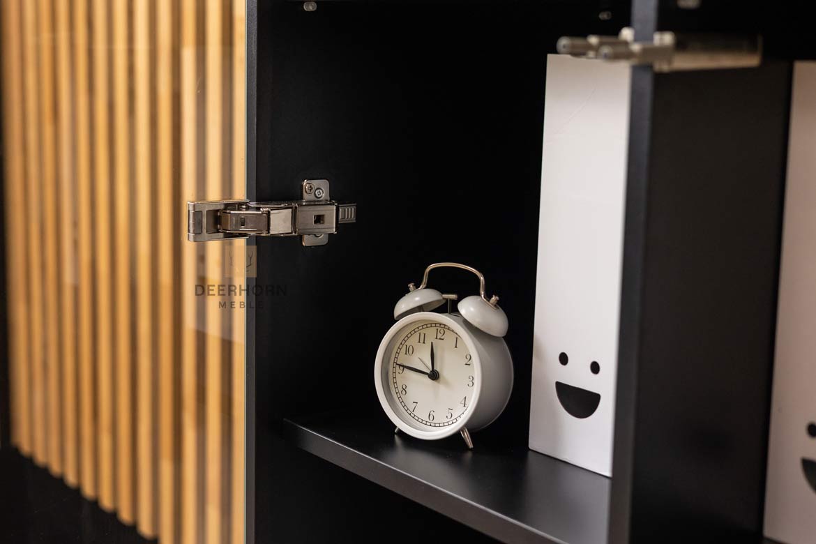 Schwarze Eichenvitrine für das Wohnzimmer
