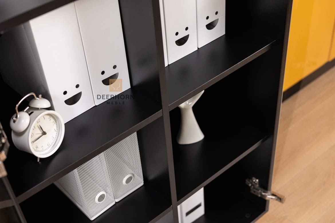 Schwarze Eichenvitrine für das Wohnzimmer