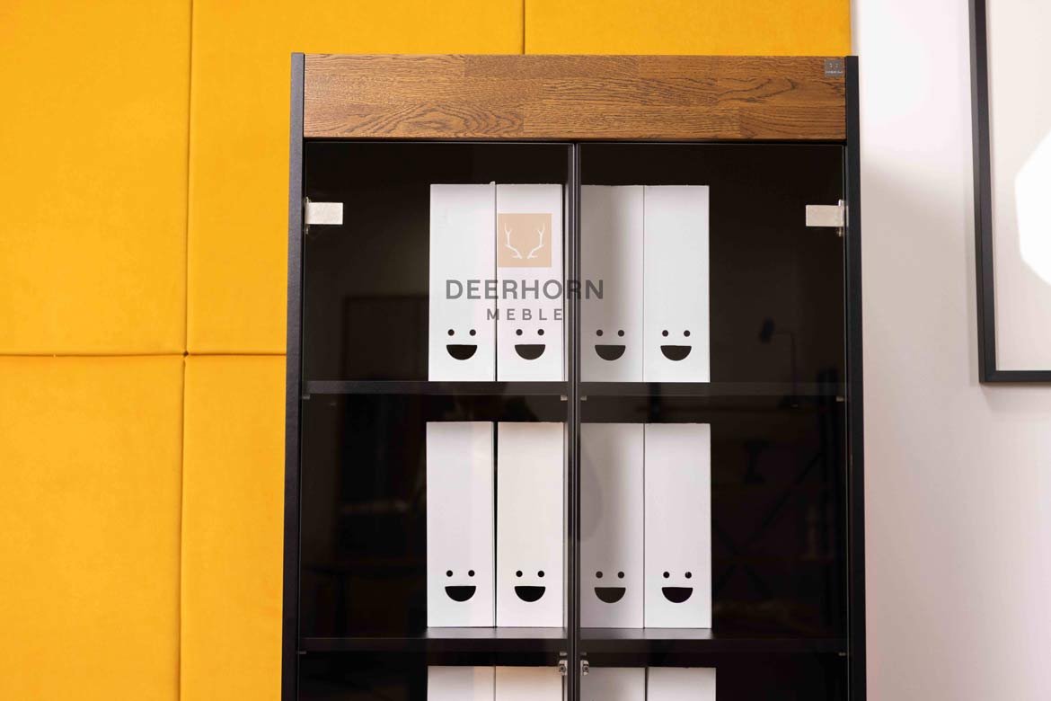 Glasvitrine, zwei Türen mit Einlegeböden für das Home Office