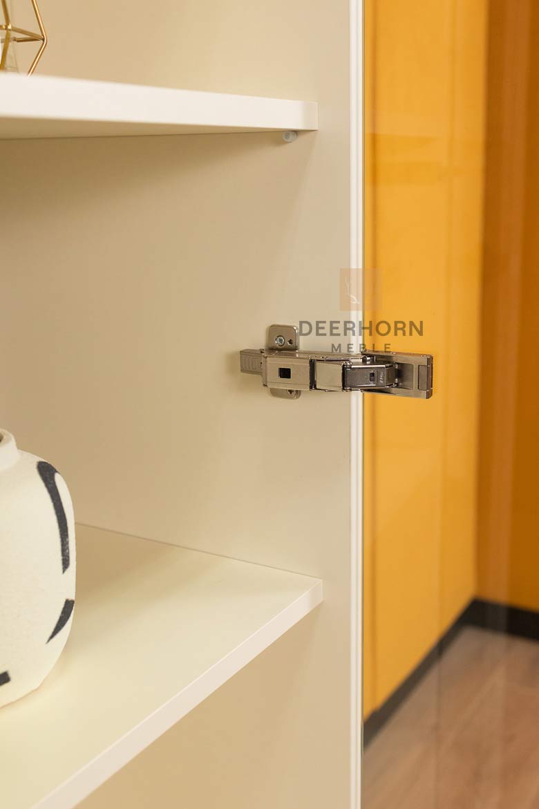 Kabinettschrank, breit mit Einlegeböden
