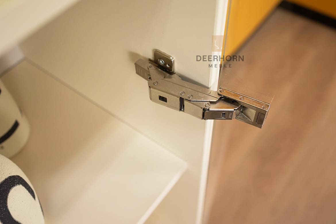 Kabinettschrank, breit mit Einlegeböden