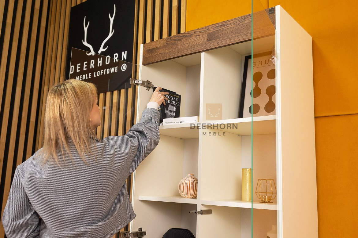 Kabinettschrank, breit mit Einlegeböden