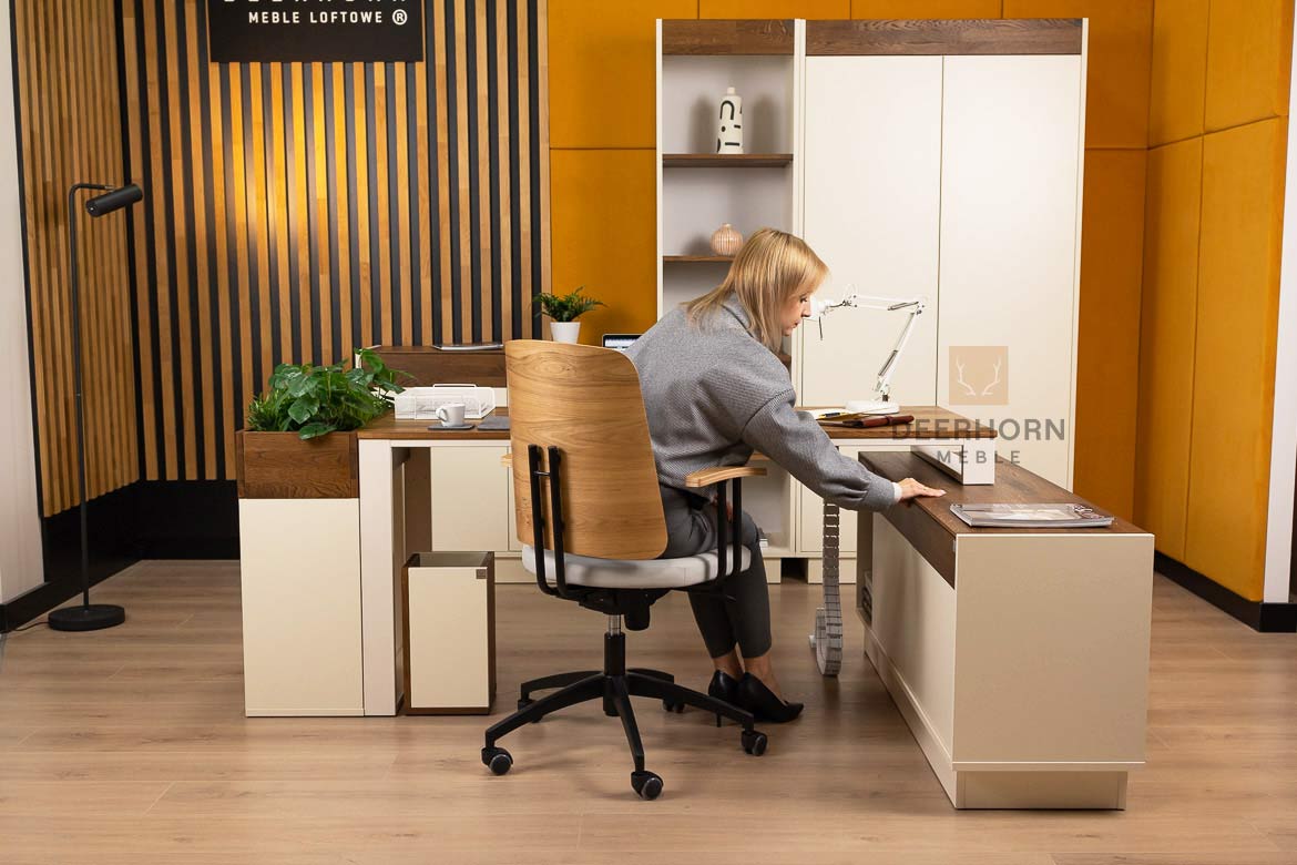 Kabinettschrank, breit mit Einlegeböden