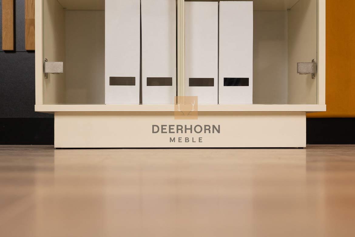 Kabinettschrank, breit mit Einlegeböden