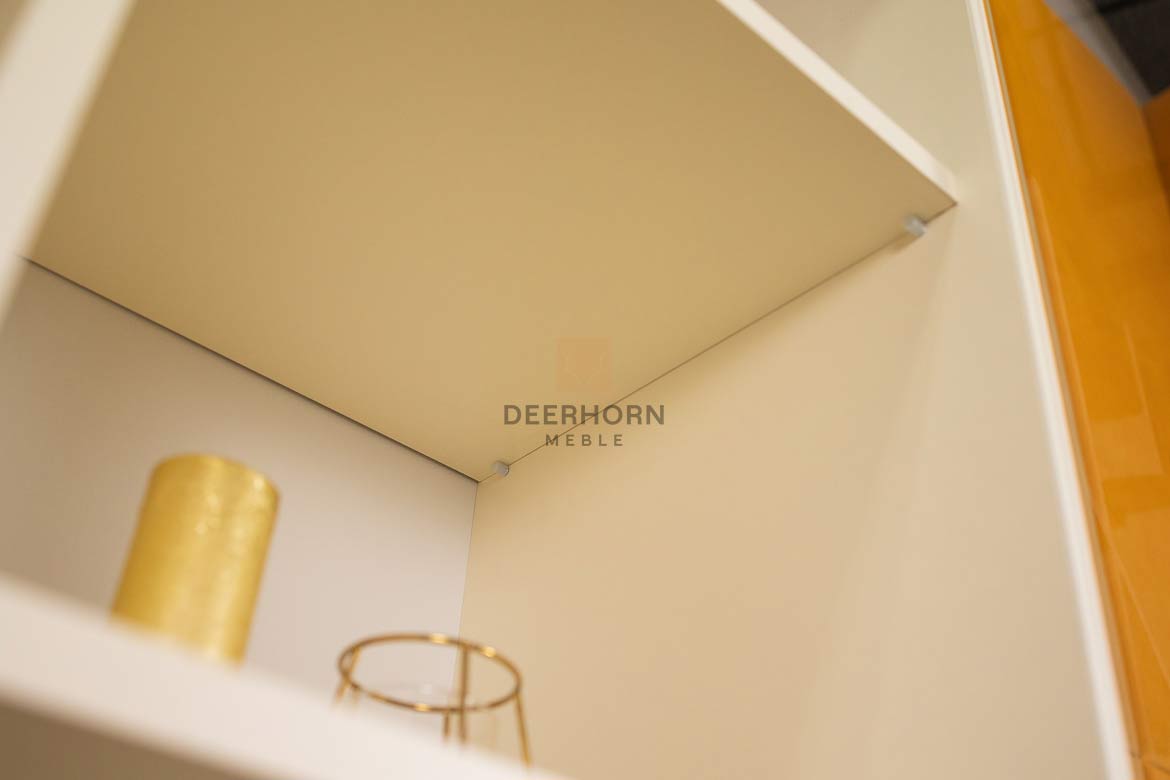 Kabinettschrank, breit mit Einlegeböden