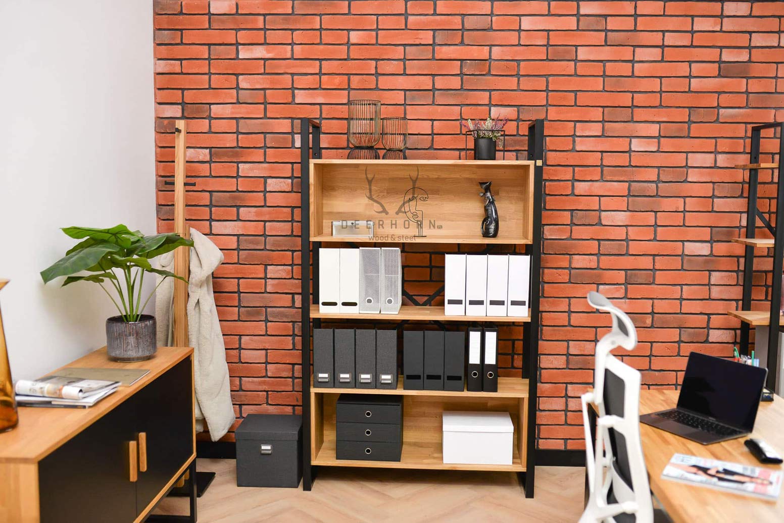 Bücherregal aus Metall und Holz im Loft-Stil Loft-Büro plus