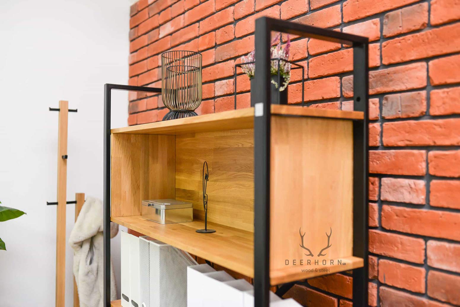 Bücherregal aus Metall und Holz im Loft-Stil Loft-Büro plus