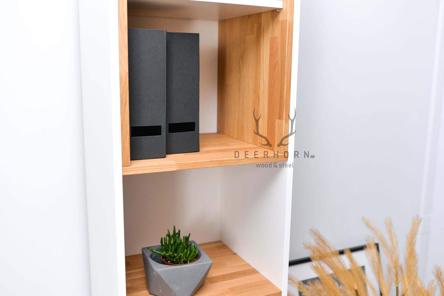 Weißes schmales Bücherregal, Buchbinder oder Büchersäule