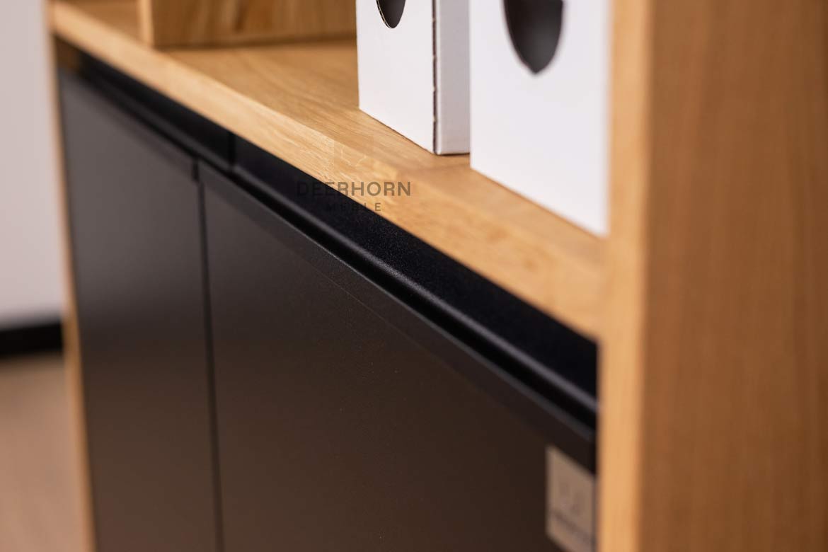 Büroregal mit Regalen für Dokumente und Aktenordner