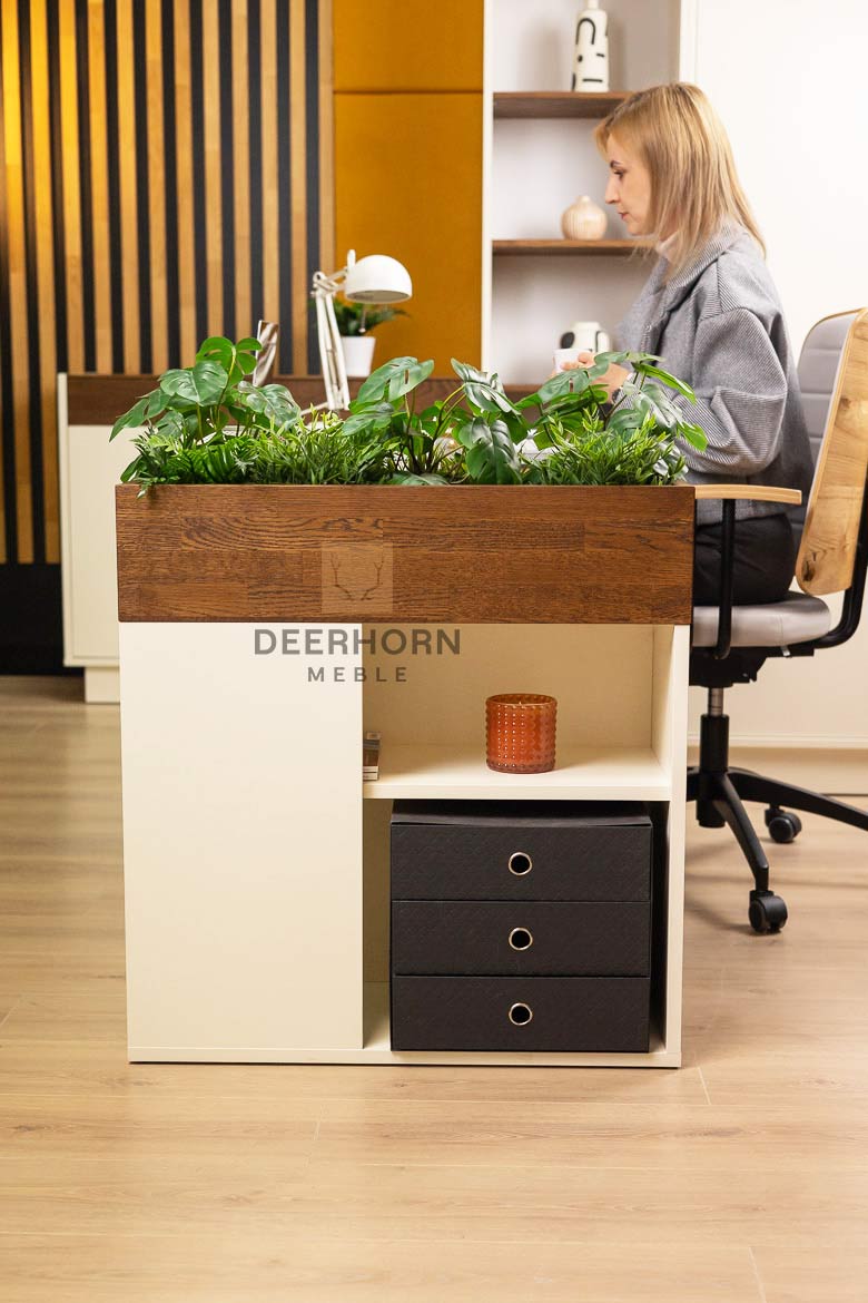 Blumenbeet mit Regalen für Akten und Dokumente