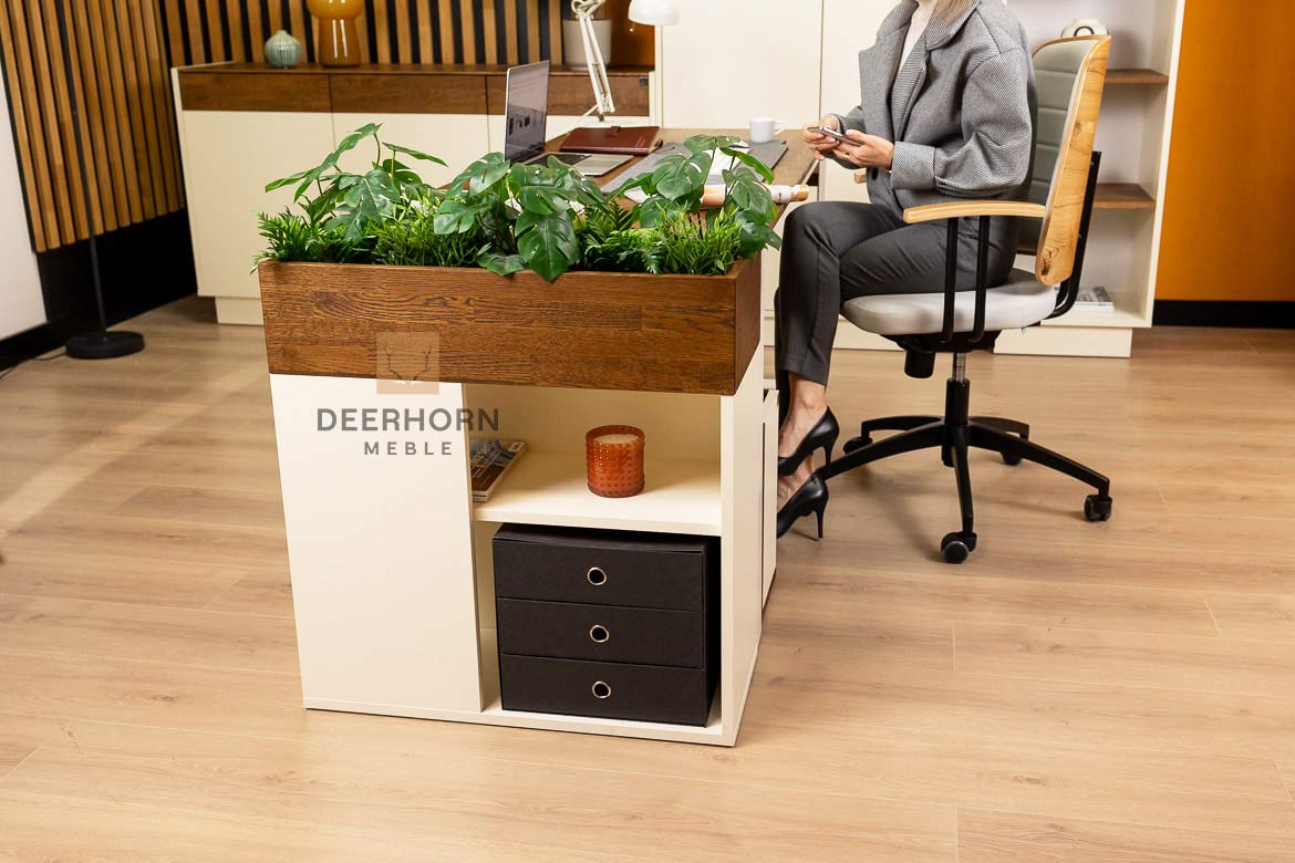 Blumenbeet mit Regalen für Akten und Dokumente