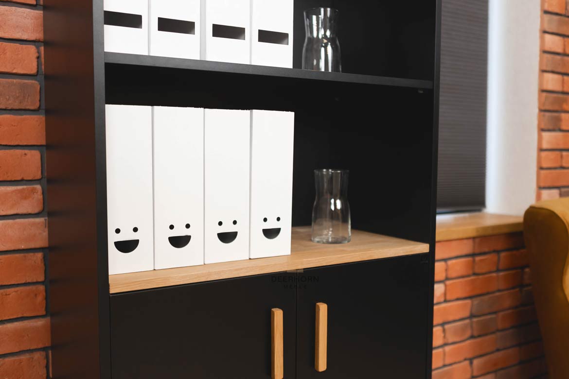 Schwarzes Büro-Bücherregal mit Fachböden für Akten