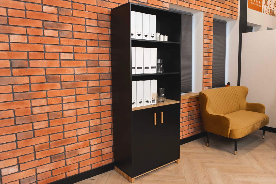 Schwarzes Büro-Bücherregal mit Fachböden für Akten
