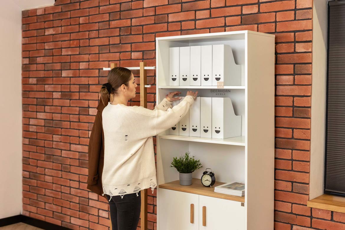 Weißer halboffener Aktenschrank mit Einlegeböden