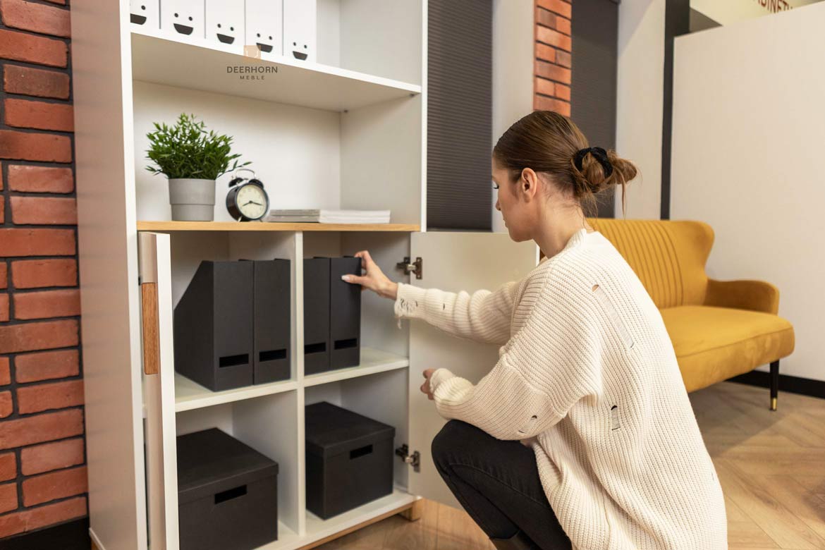 Weißer halboffener Aktenschrank mit Einlegeböden