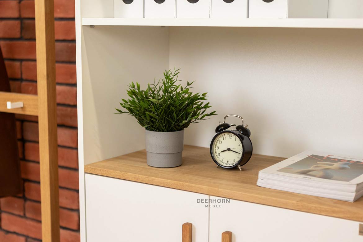 Weißer halboffener Aktenschrank mit Einlegeböden