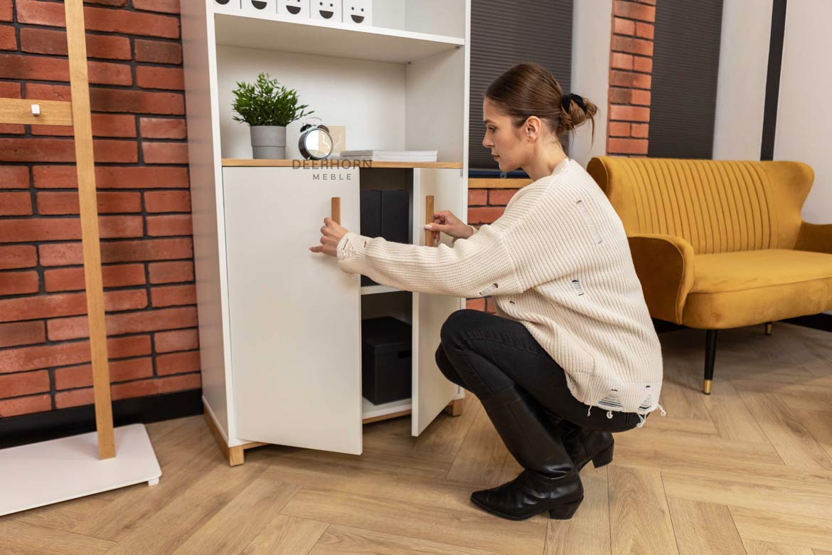 Weißer halboffener Aktenschrank mit Einlegeböden