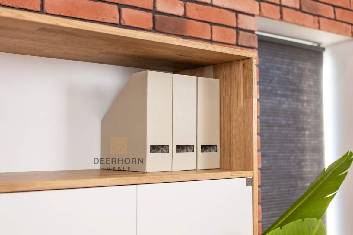 Weißes Loft-Büro schlankes Bücherregal