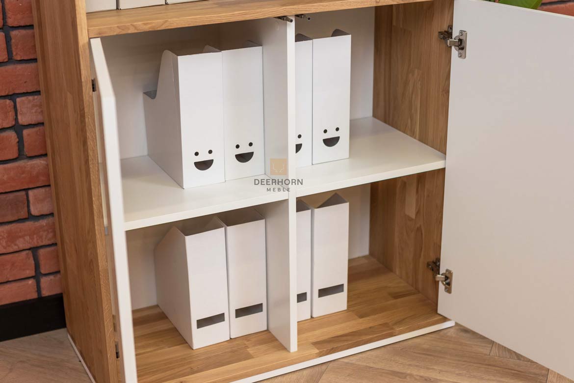 Weißes Loft-Büro schlankes Bücherregal