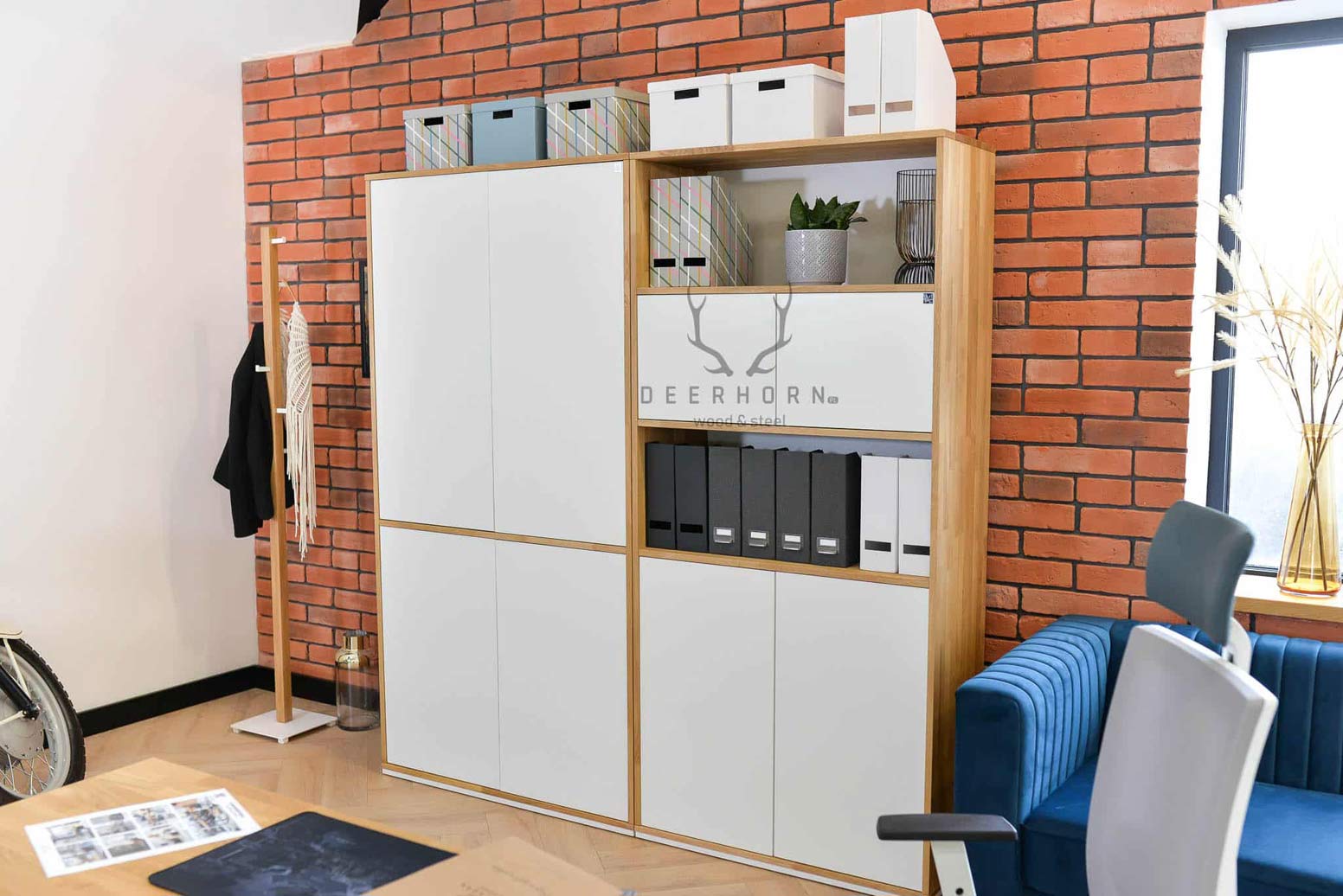 Weißes Loft-Büro schlankes Bücherregal