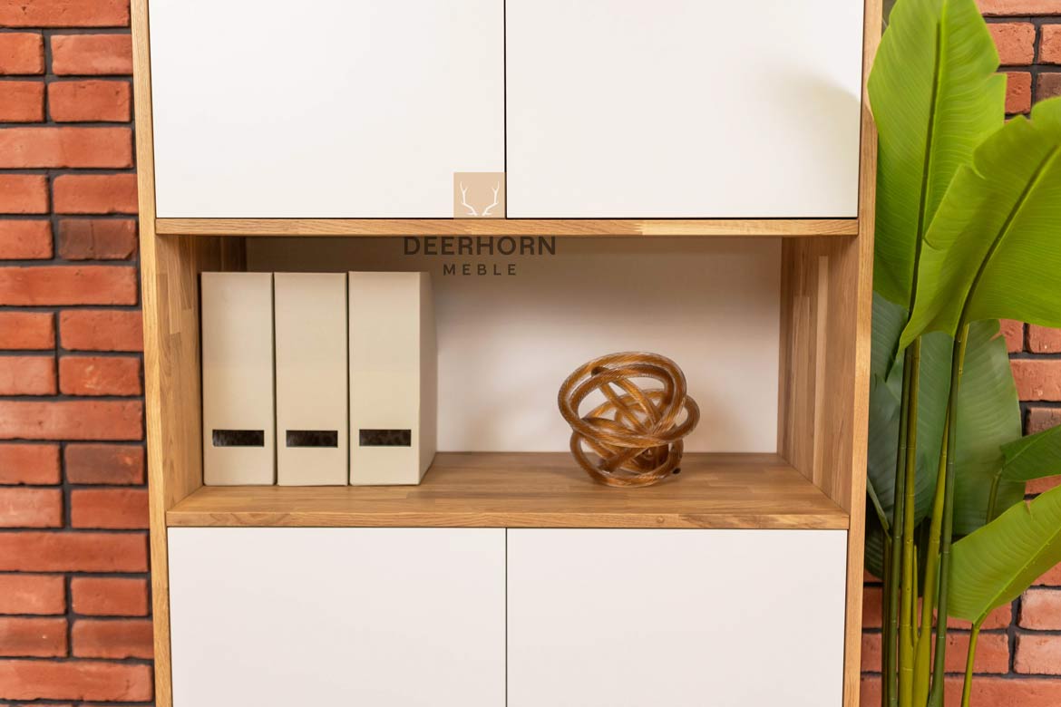 Weißes Loft-Büro schlankes Bücherregal