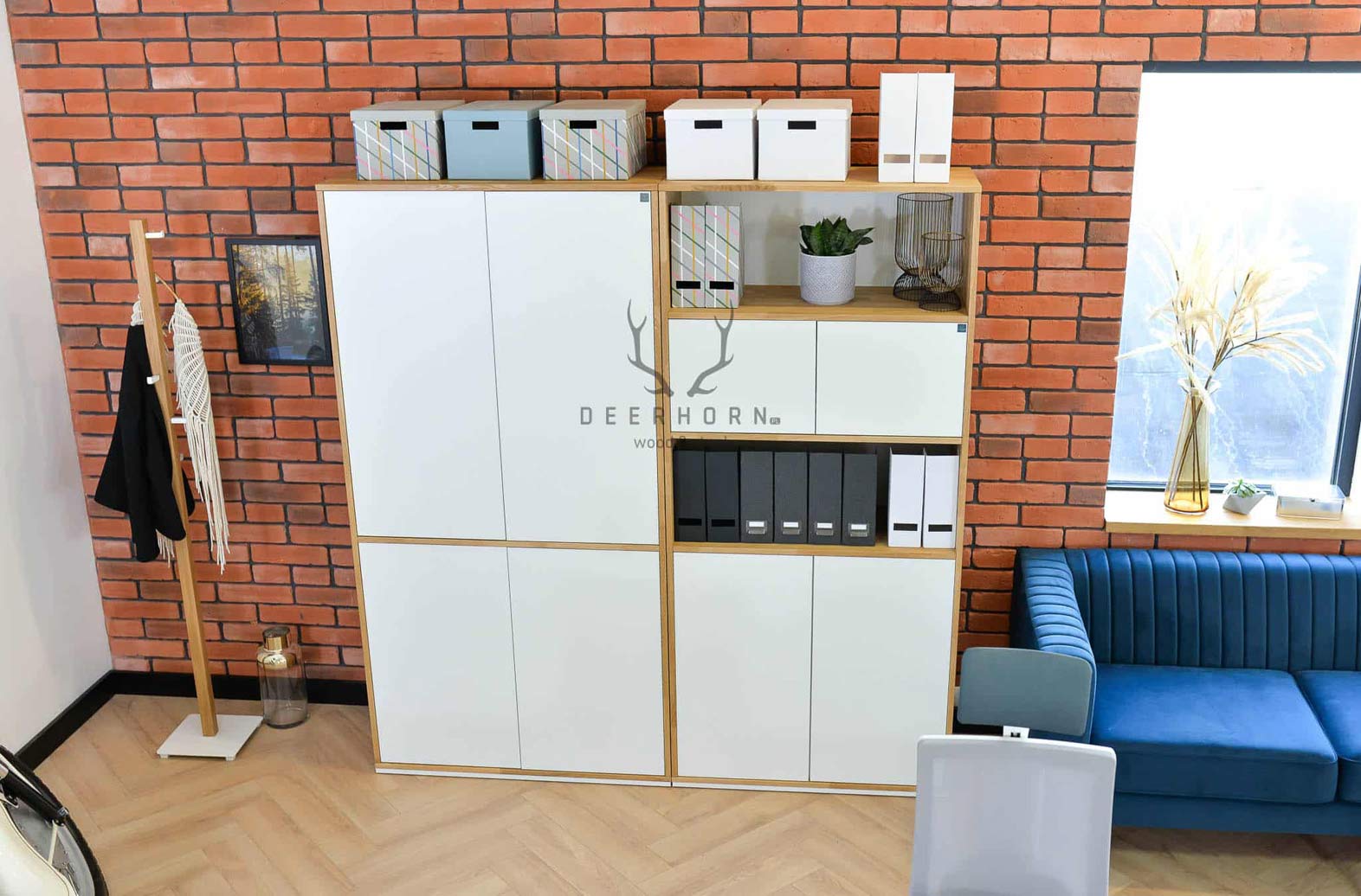 Weißes Loft-Büro schlankes Bücherregal