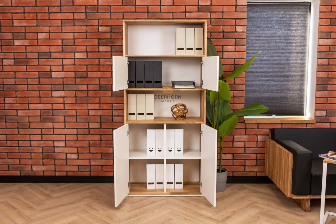 Weißes Loft-Büro schlankes Bücherregal
