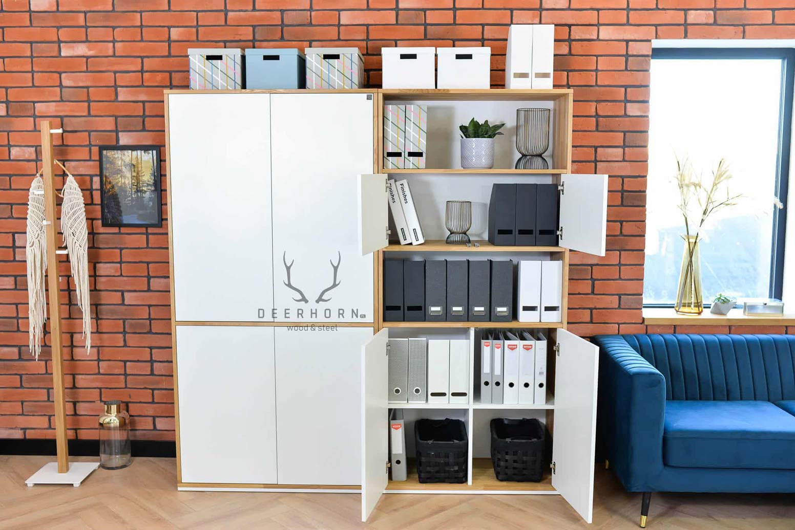 Weißes Loft-Büro schlankes Bücherregal