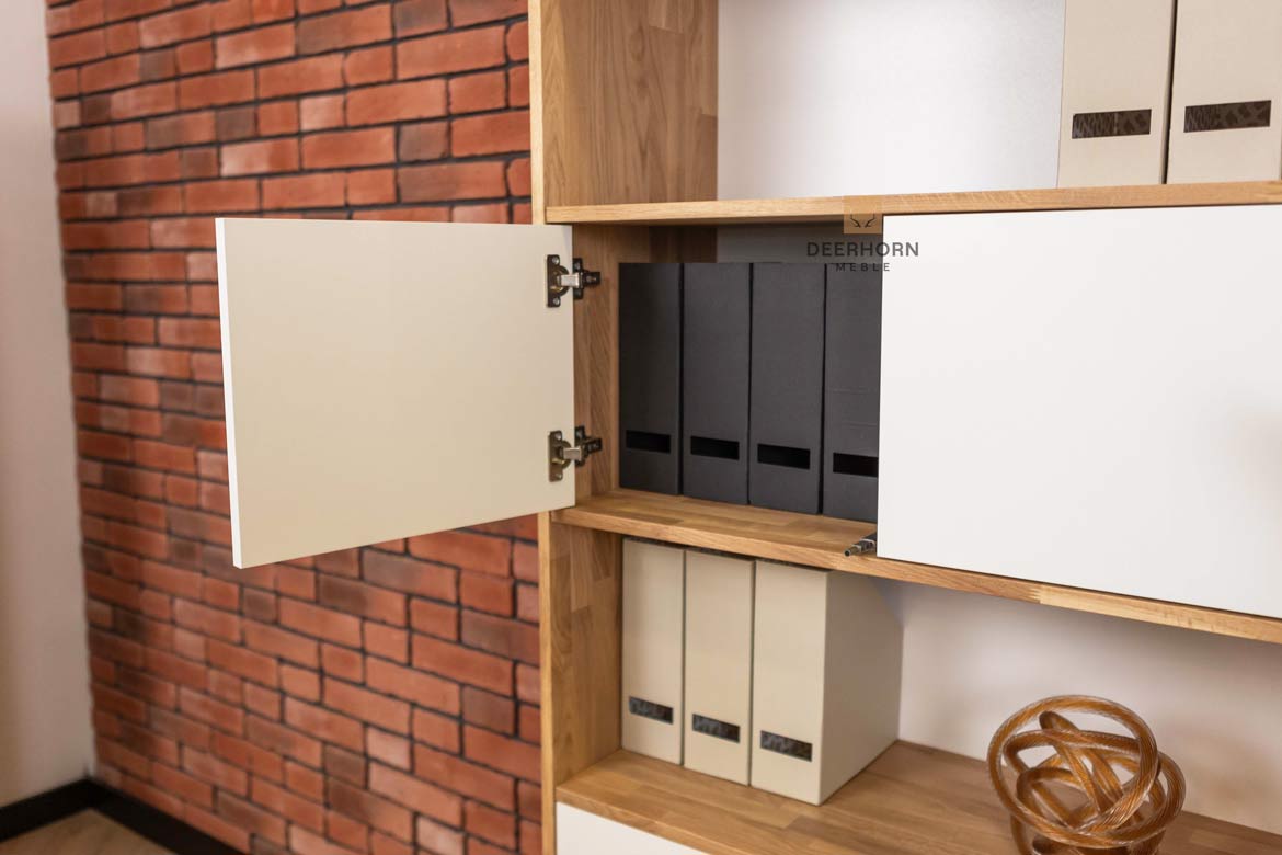 Weißes Loft-Büro schlankes Bücherregal