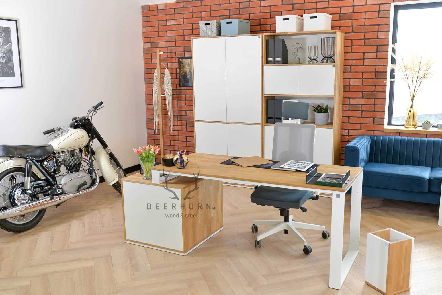 Weißes Loft-Büro schlankes Bücherregal