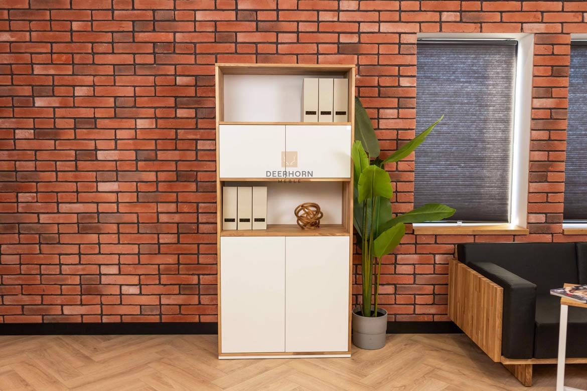 Weißes Loft-Büro schlankes Bücherregal
