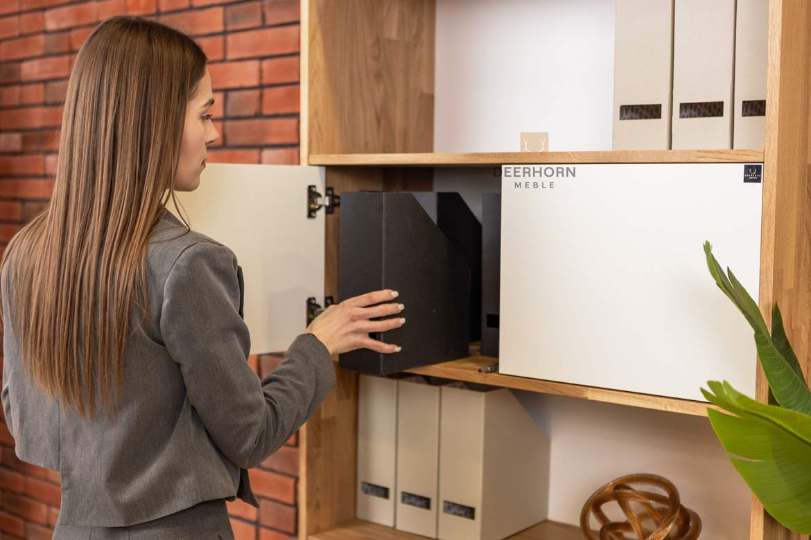 Weißes Loft-Büro schlankes Bücherregal