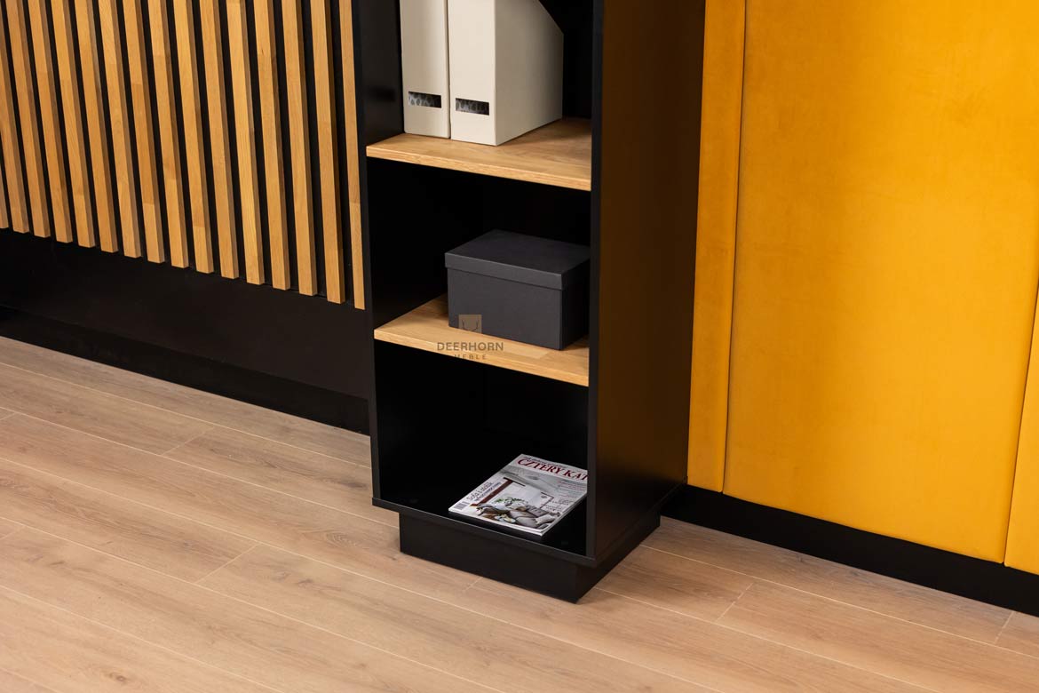 Schwarzer Hochregistraturschrank