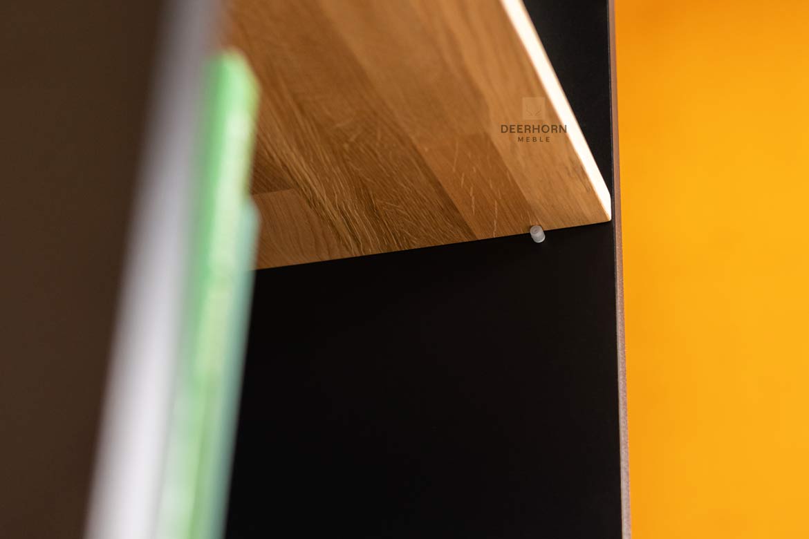 Schwarzer Hochregistraturschrank