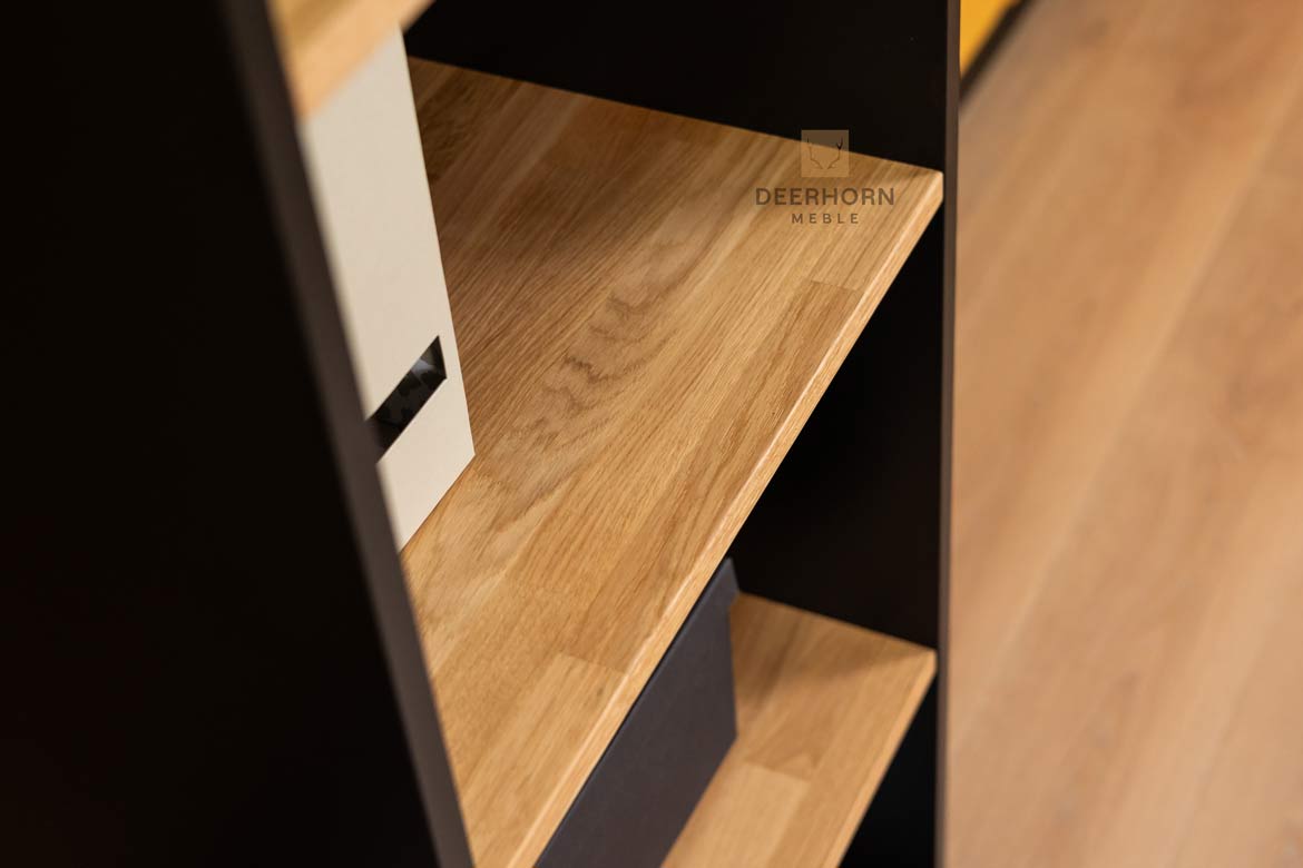 Schwarzer Hochregistraturschrank