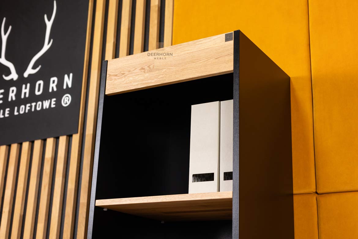 Schwarzer Hochregistraturschrank