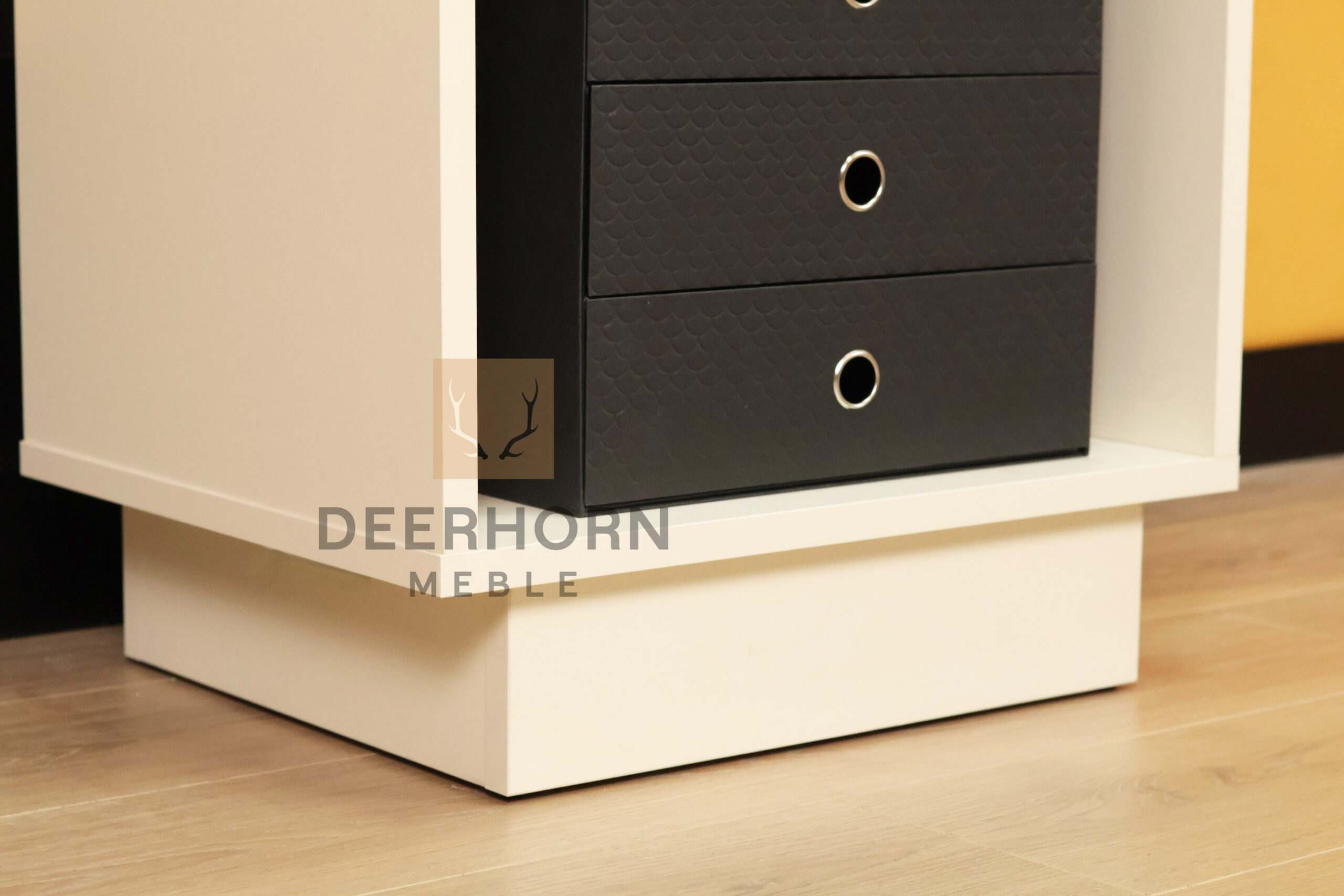 Modernes Bücherregal für das Büro und Home Office