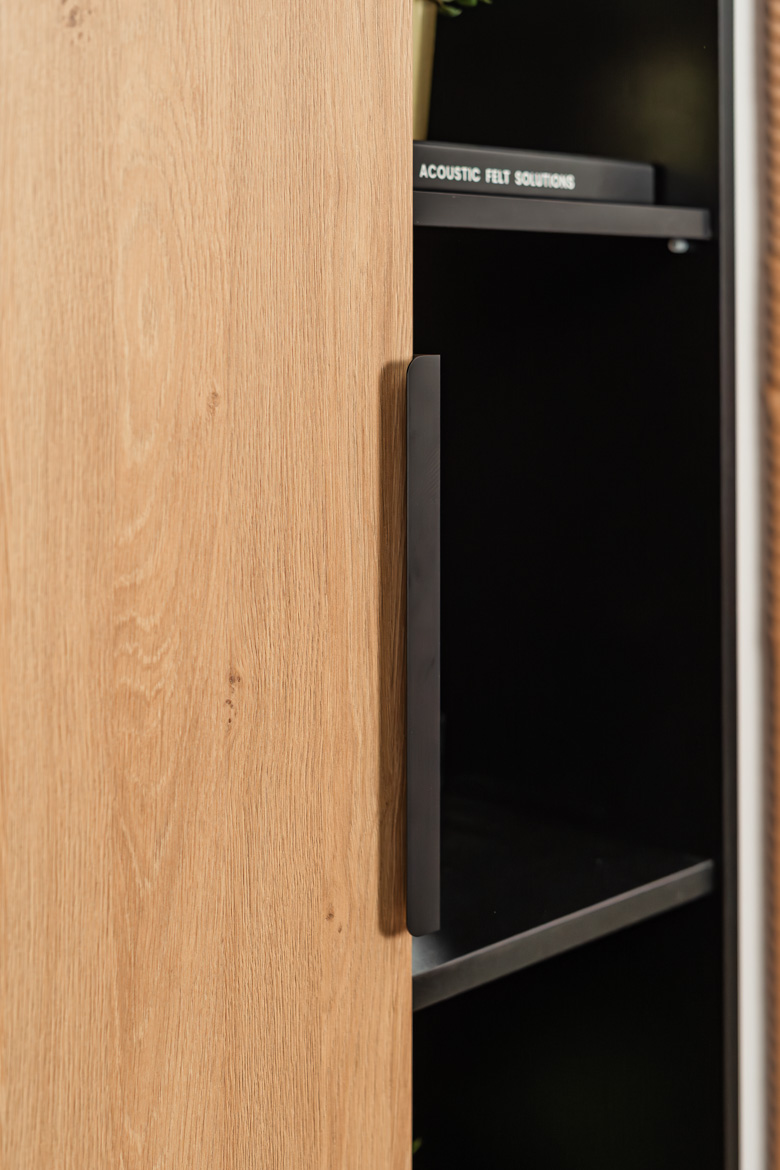 Büro-Aktenschrank schwarz mit Holzmaserungselementen