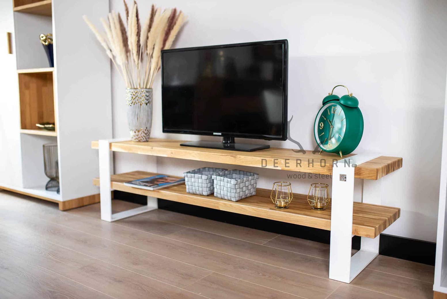 Moderner weißer RTV-Schrank Holz Metall skandinavischer Stil