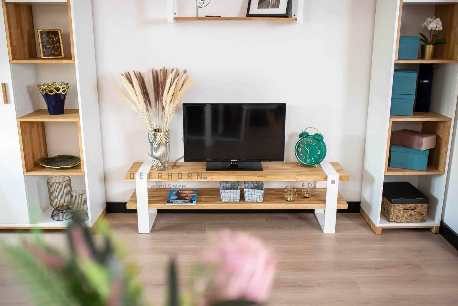 Moderner weißer RTV-Schrank Holz Metall skandinavischer Stil