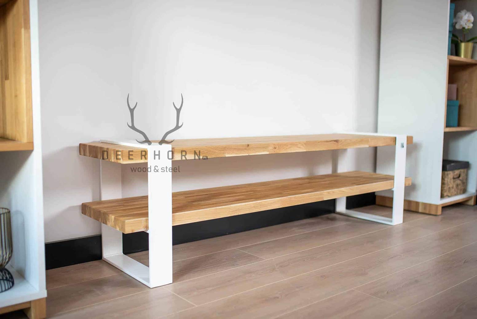 Moderner weißer RTV-Schrank Holz Metall skandinavischer Stil