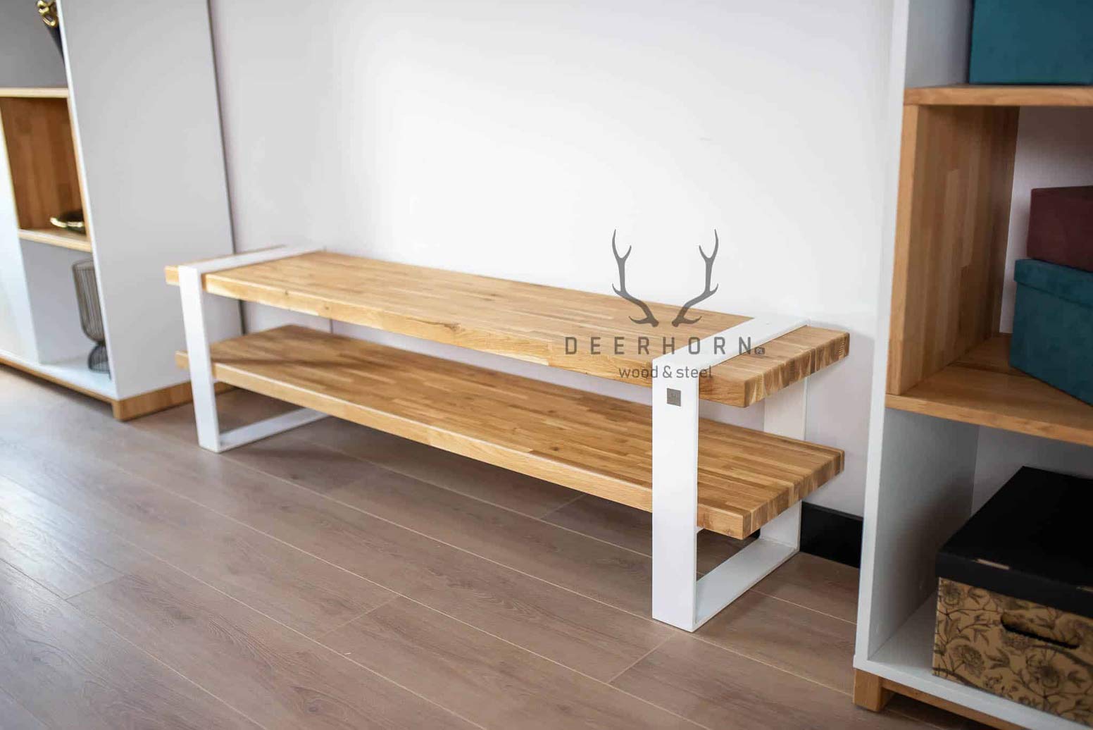 Moderner weißer RTV-Schrank Holz Metall skandinavischer Stil