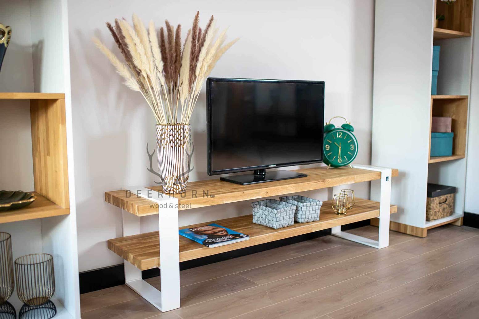 Moderner weißer RTV-Schrank Holz Metall skandinavischer Stil