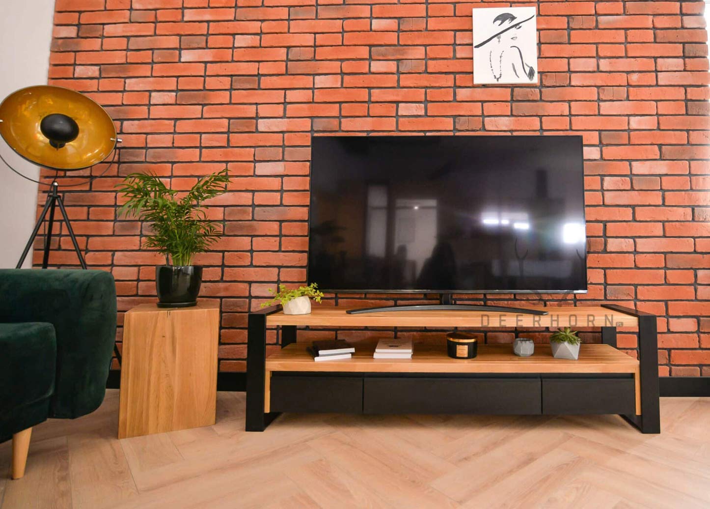 Loft RTV Schrank aus Holz und Metall. Griffe aus Aluminium.