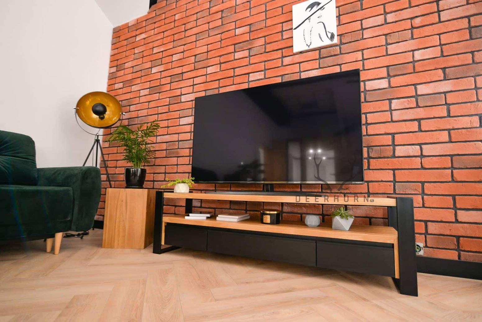 Loft RTV Schrank aus Holz und Metall. Griffe aus Aluminium.